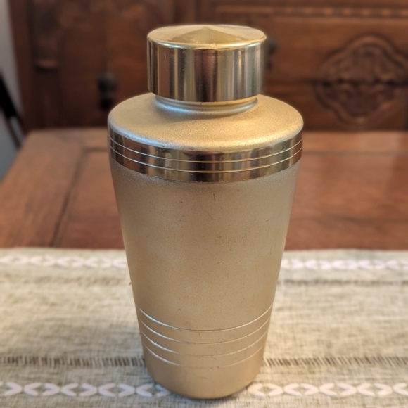 Vintage MIRRO 1960's Gold Cocktail / Martini Shaker - Picture 1 of 14